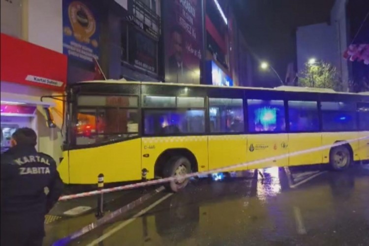 İETT otob&uuml;s&uuml; binaya &ccedil;arptı: Yaralılar var...