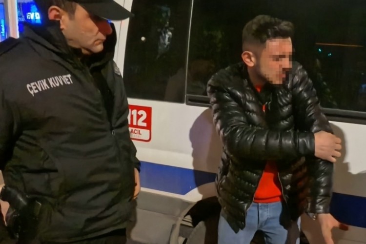 Arabanın i&ccedil;inde bı&ccedil;aklandı, "Ka&ccedil;masaydım beni &ouml;ld&uuml;r&uuml;rd&uuml;" dedi
