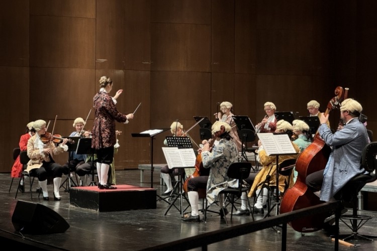 Viyana Mozart Orkestrası AKM'de m&uuml;zikseverlerle buluştu