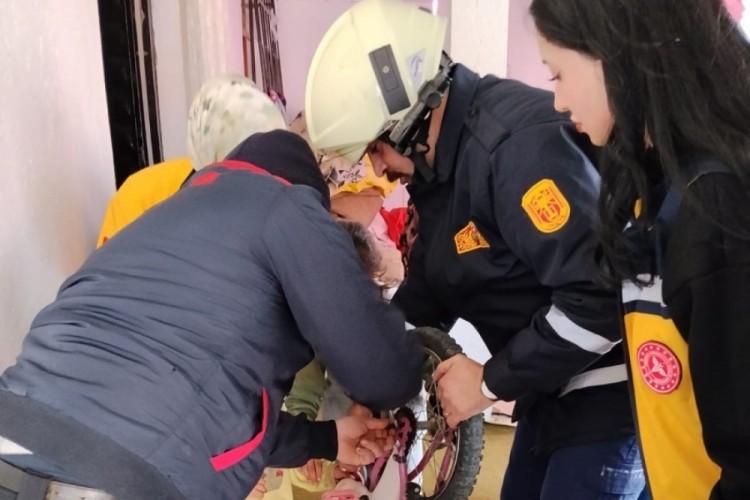 Parmağı bisiklet zincirine sıkışan &ccedil;ocuğu itfaiye kurtardı
