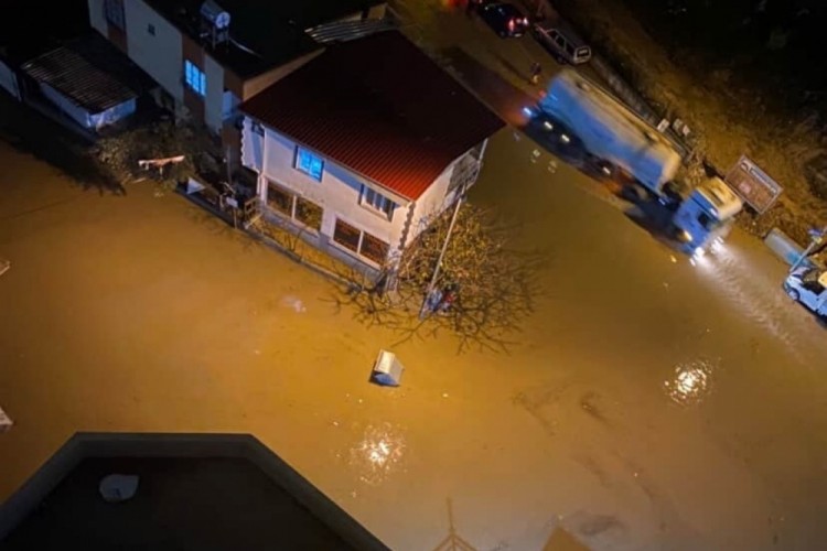 Adana'da sağanak yağmur hayatı fel&ccedil; etti: Yollar g&ouml;le d&ouml;nd&uuml;...