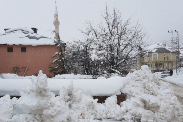 Adana'nın Tufanbeyli il&ccedil;esinde eğitime kar engeli
