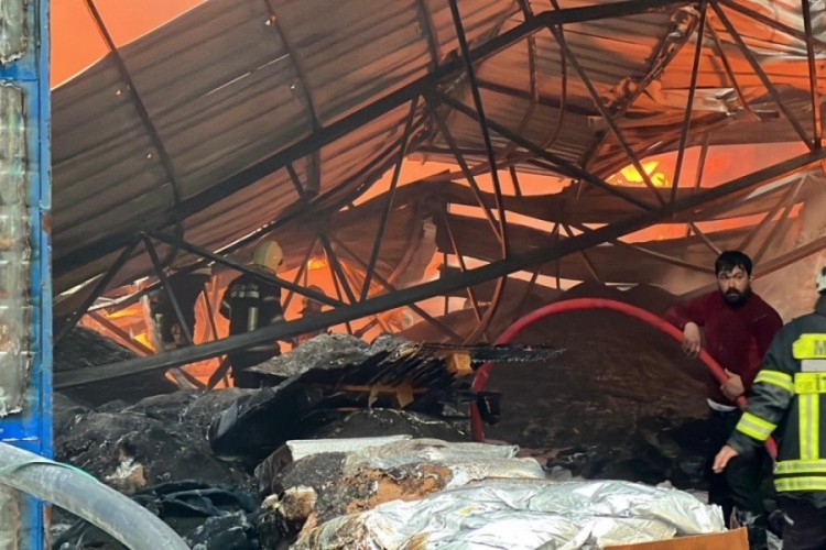 Mersin'de plastik ham madde deposunda yangın: &Ccedil;ok sayıda itfaiye ekibi m&uuml;dahale ediyor