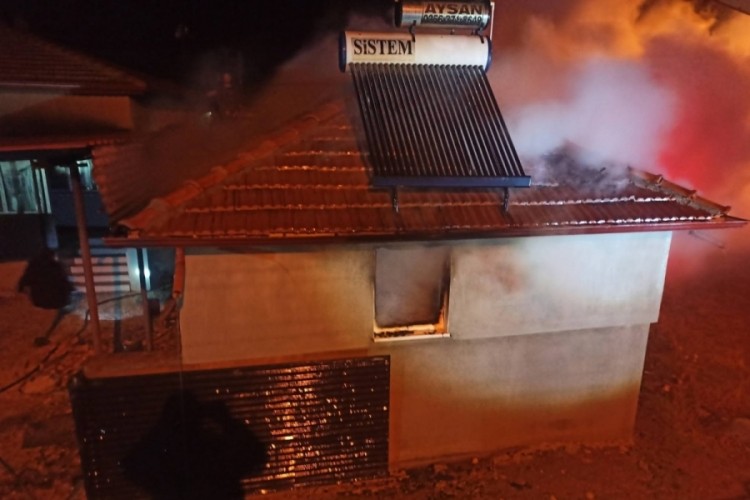 K&ouml;y evinde &ccedil;ıkan yangın korkuttu