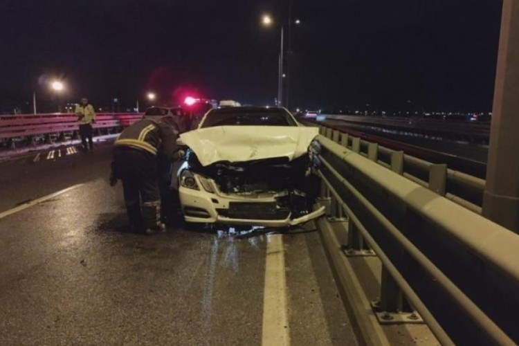 Antalya'da &uuml;&ccedil; ara&ccedil; birbirine girdi!
