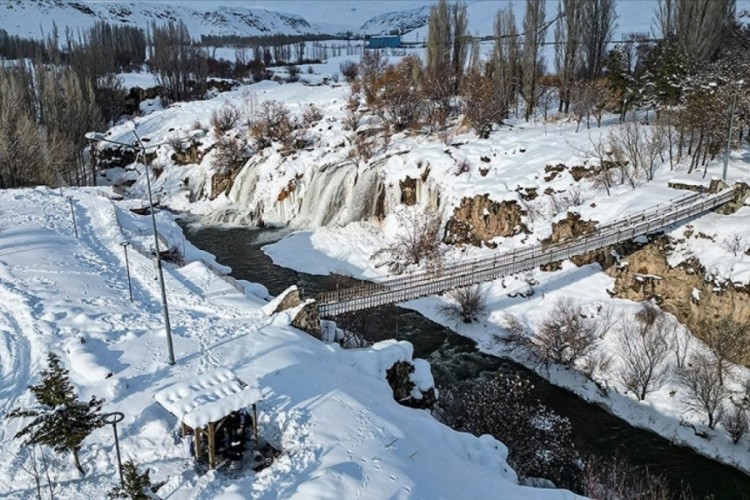 Muradiye'de kış masalı: Şelale buzla kaplandı