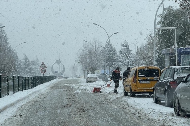 Kar yağışı etkisini artırıyor: &Ccedil;ığ ve buzlanma uyarısı!