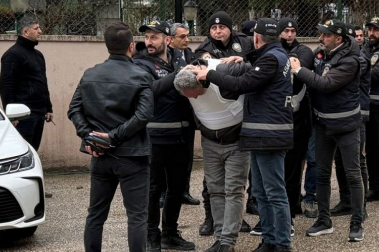 Babasını baltayla katledip cesedini kire&ccedil;le gizledi