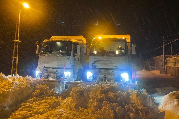 Kar yağışı 128 k&ouml;y yolunu ulaşıma kapadı!