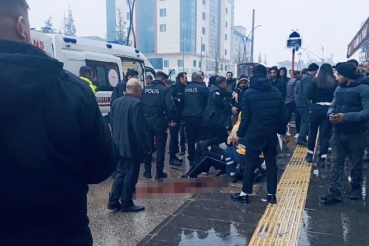 Bı&ccedil;aklı kavgada &ouml;ld&uuml;r&uuml;len gencin cenazesi yakınlarına teslim edildi