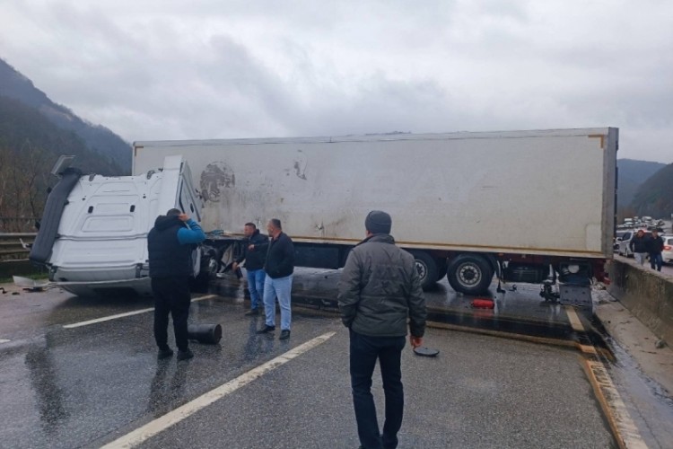 D-650 yolunda trafiği durduran kaza