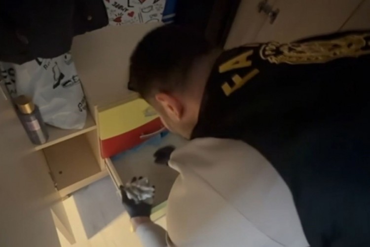 G&uuml;nd&uuml;z vakti bir eve ateş a&ccedil;ıldı