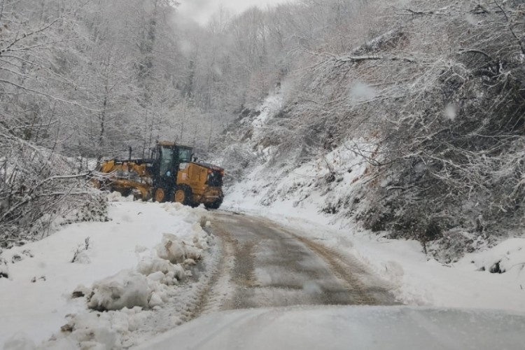 Yalova - Bursa karayolu beyaza b&uuml;r&uuml;nd&uuml;