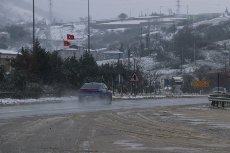 Bursa'ya &ccedil;ıkan yollar karla m&uuml;cadele ediyor