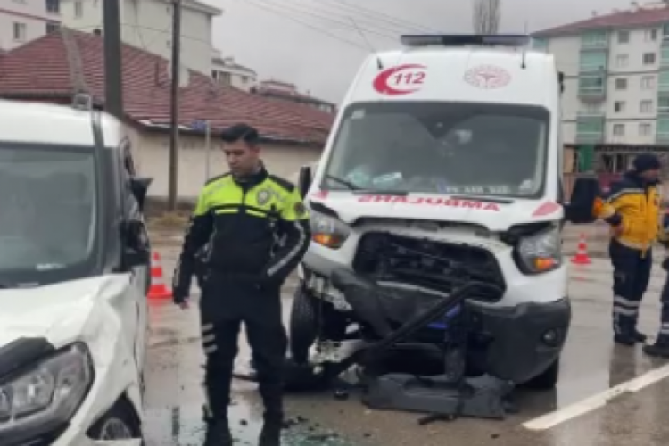 Hasta taşıyan ambulans kaza yaptı: 8 yaralı