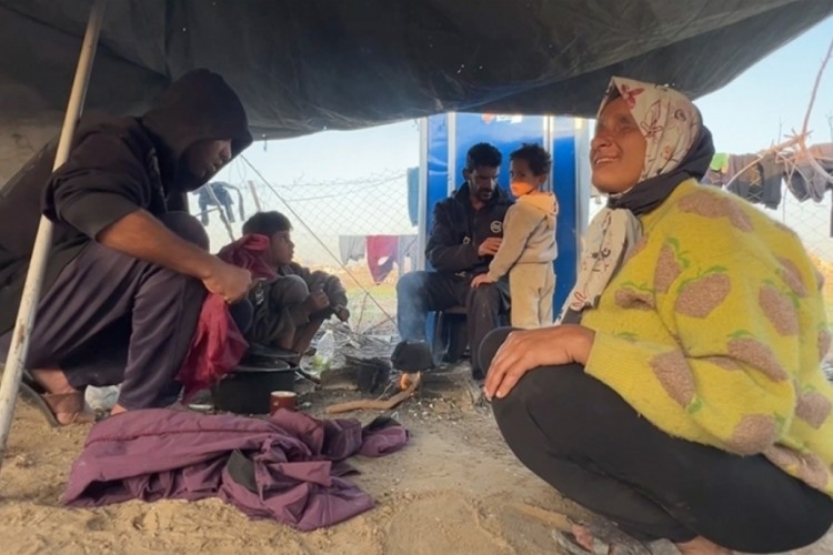 G&ouml;rme engelli anne-baba, savaşın y&uuml;k&uuml;n&uuml; &ccedil;ocuklar taşıyor