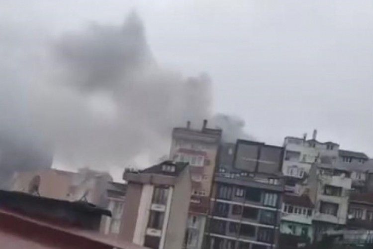 Apartmanda yangın paniği! Anne g&ouml;zyaşlarına boğuldu...