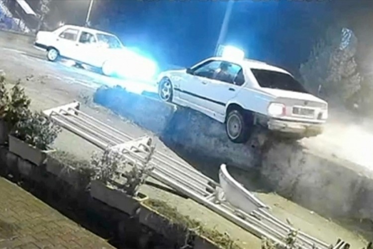 Karab&uuml;k'te otomobil korkuluklara &ccedil;arptı, askıda kaldı...