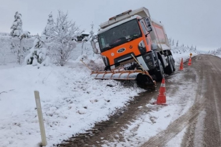 Eskişehir'de kar k&uuml;reme aracı yoldan &ccedil;ıktı