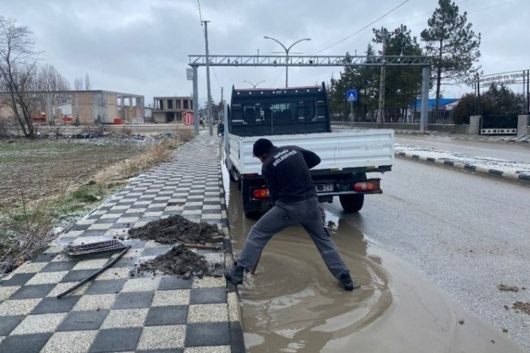 Tıkalı yağmur suyu giderleri a&ccedil;ılıyor