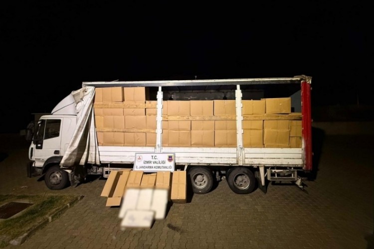 Kamyon dolusu ka&ccedil;ak sigara jandarmaya takıldı