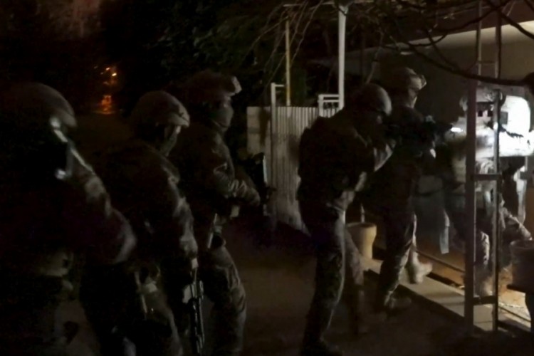 Antalya'da dev polis operasyonu: Ruhsatsız silahlar, sentetik haplar...