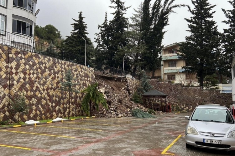 Şiddetli yağış sonrası istinat duvarı &ccedil;&ouml;kt&uuml;