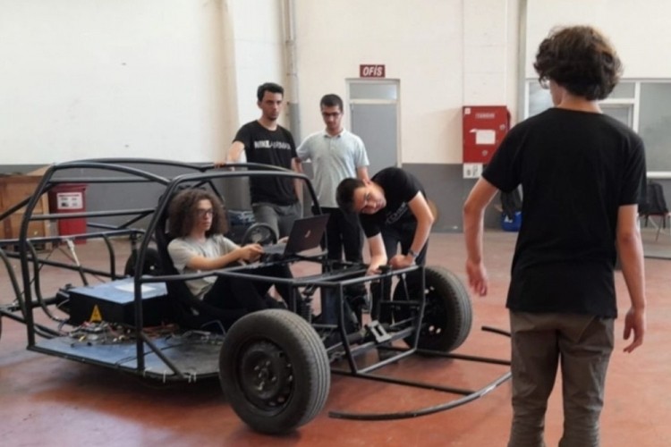 Bursalı &ouml;ğrencilerden y&uuml;kselen teknoloji başarısı: DEAM Elektrikli Ara&ccedil; Takımı