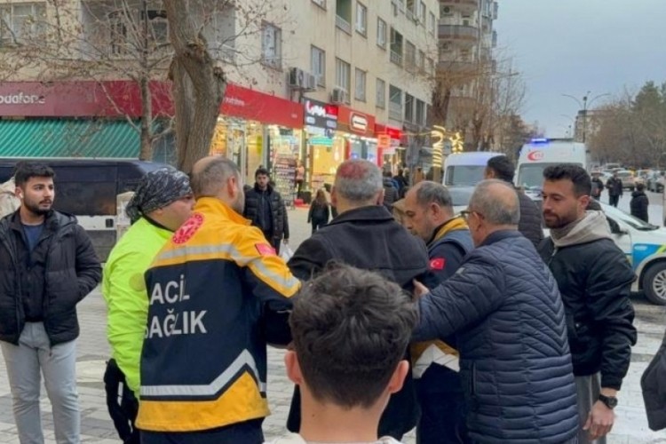 Sokakta dengesini kaybedip d&uuml;şen epilepsi hastası yaralandı