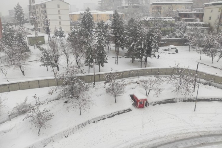 Batman'da bir ilçede eğitime kar tatili