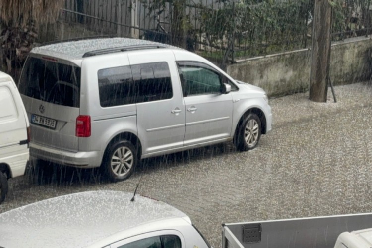 Marmaris'te dolu yağdı, kısa sürede ortalık beyaza büründü