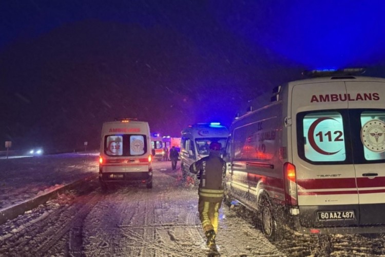 Tokat'ta yolcu otob&uuml;s&uuml; tıra &ccedil;arptı! &Ccedil;ok sayıda yaralı var...