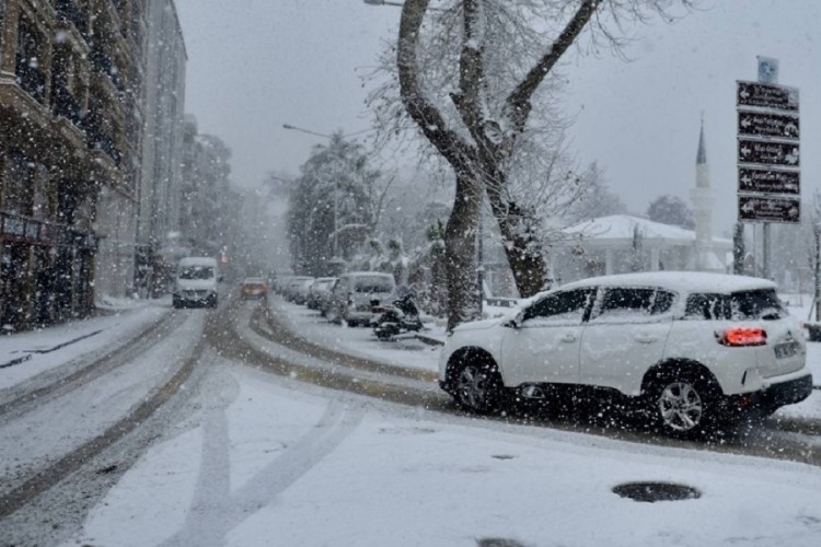 Sinop'ta kar ve buzlanma nedeniyle taşımalı eğitime 1 g&uuml;n ara