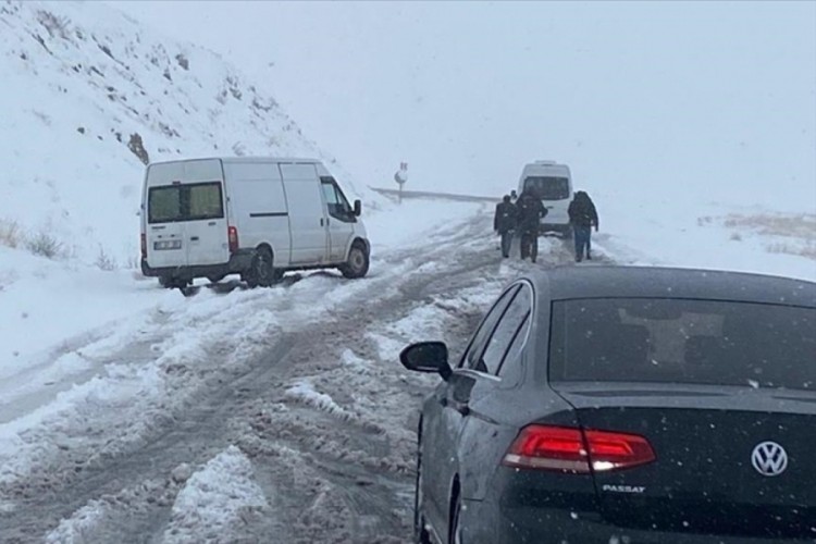 Bitlis'te eğitim-&ouml;ğretime kar engeli