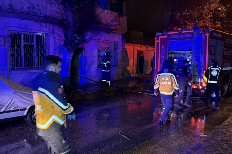 Yalnız yaşayan adamın yaktığı soba, metruk evi alev topuna &ccedil;evirdi