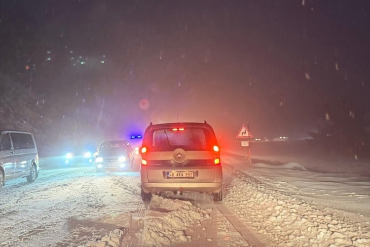 Antalya-Fethiye kara yolunda kar ulaşımı olumsuz etkiledi