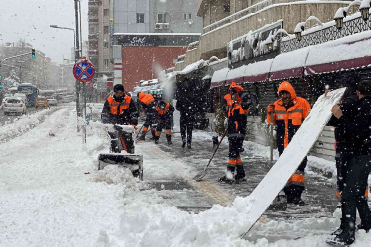 Niğde'de buzlanma nedeniyle taşımalı eğitime 1 g&uuml;n ara verildi