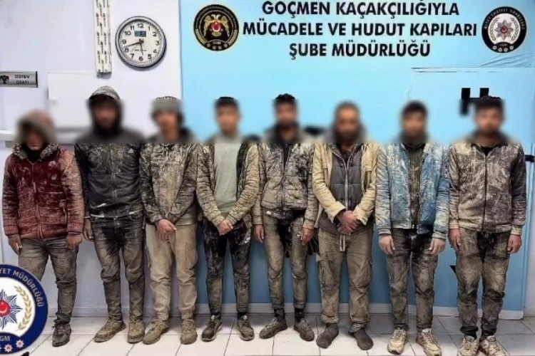 8 ka&ccedil;ak g&ouml;&ccedil;men yakalandı, 2 organizat&ouml;r tutuklandı