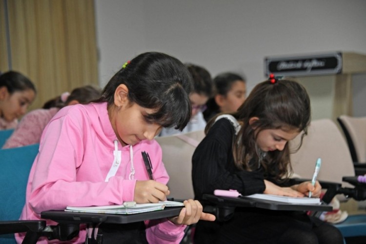 Osmangazi'de k&uuml;&ccedil;&uuml;k yazarlar ustalaşıyor: Hikayeleri kitaba d&ouml;n&uuml;ş&uuml;yor