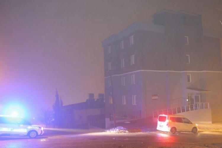 İstinat duvarı &ccedil;&ouml;kt&uuml; binadakiler tahliye edildi