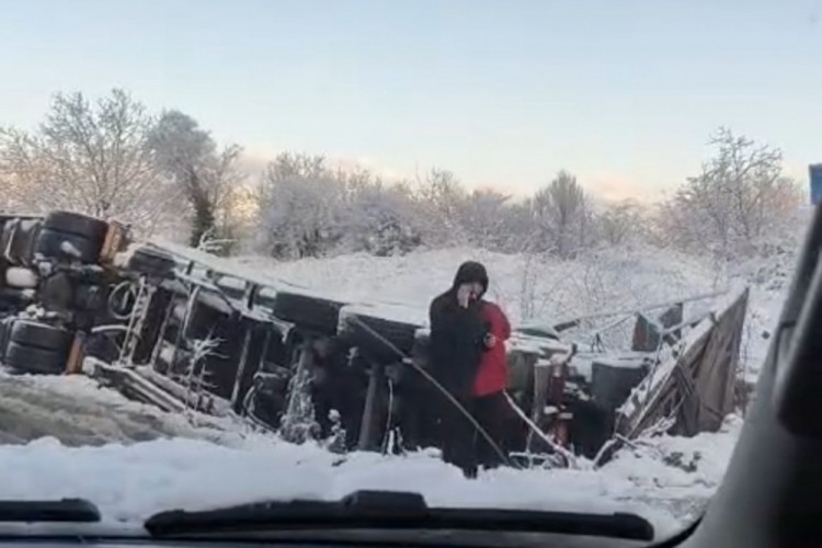 Bursa'da kar kazayı beraberinde getirdi! TIR yan yattı...