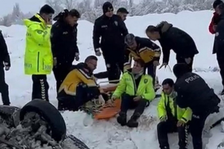 Polis aracı şarampole devrildi: 2 yaralı