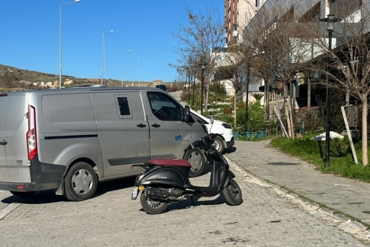 G&uuml;venlikleri darp edip banka aracını soydular