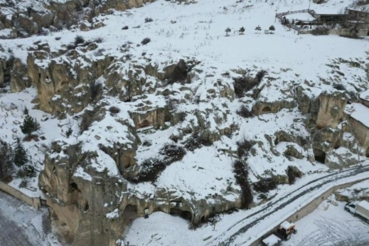 Tarihin ilk apartmanı karlar altında kaldı