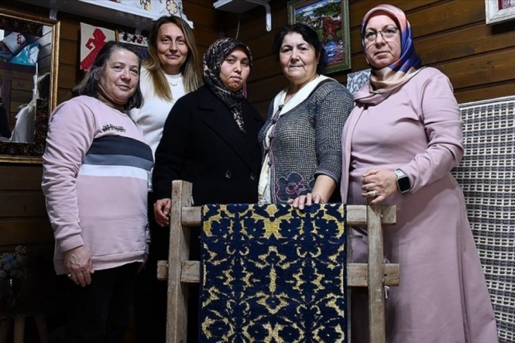 Bilecik'te 6 ayda dokunan halı i&ccedil;in ip kesme t&ouml;reni d&uuml;zenlendi