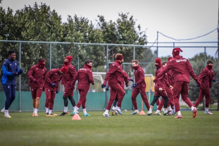 İstanbulspor ma&ccedil;ı hazırlıklarını tamamlayan Trabzonspor İstanbul'a gitti
