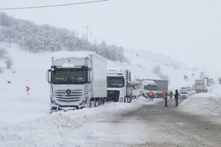 Muş-Bing&ouml;l kara yolunda kar engeli: 60 ara&ccedil; ve 140 kişi kurtarıldı