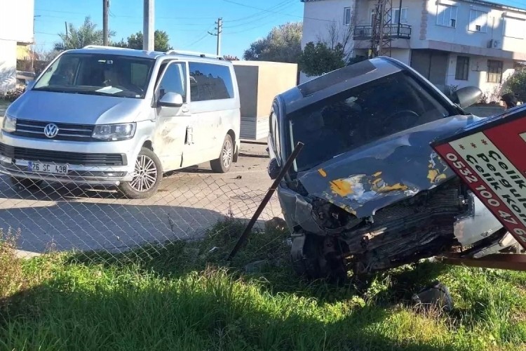 Antalya'da otomobil ile minib&uuml;s &ccedil;arpıştı: 1 yaralı