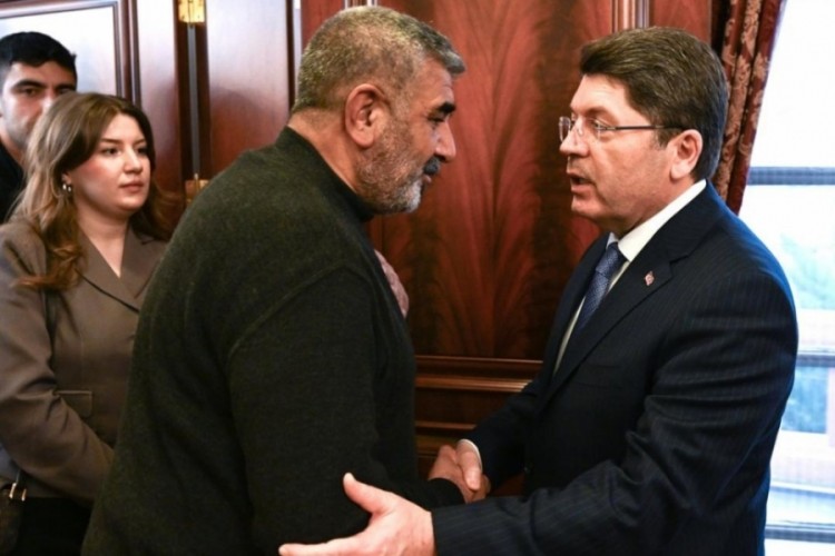 Bakan Tun&ccedil;, Rojin Kabaiş'in ailesi ile g&ouml;r&uuml;şt&uuml;