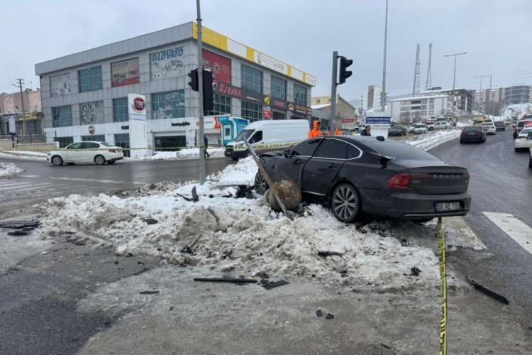 Yozgat'ta iki otomobil &ccedil;arpıştı: 1 &ouml;l&uuml;, 1 yaralı